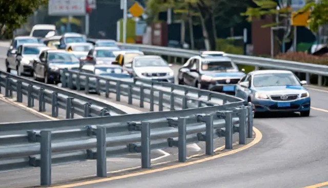 道路安全护栏在土建施工中的选择依据与使用建议